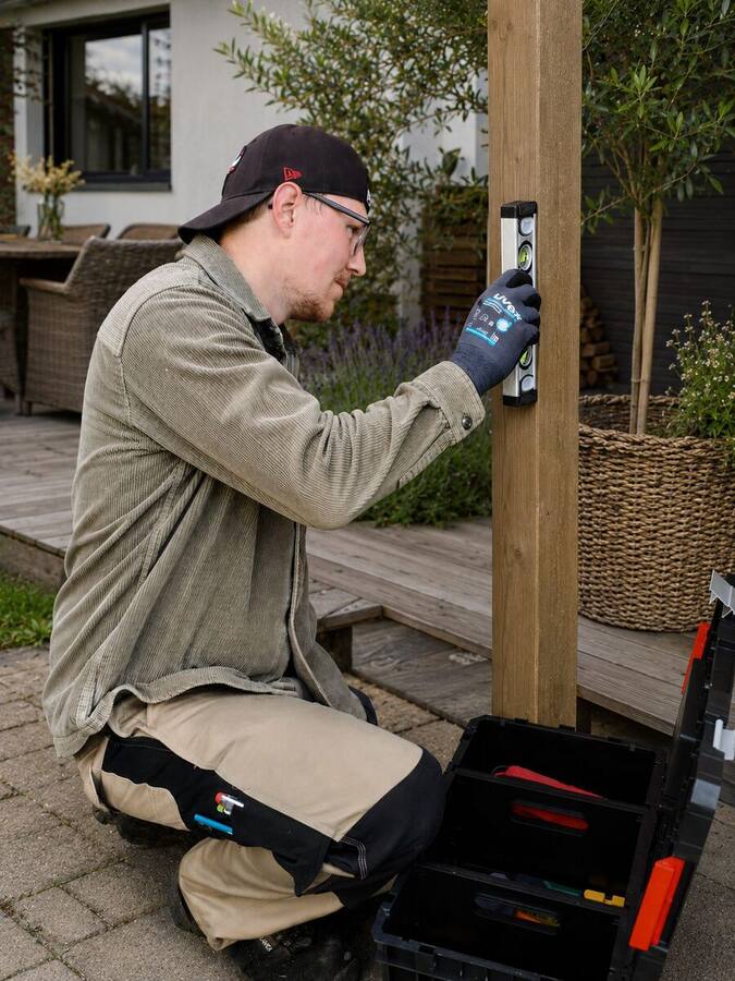 Ausrichten eines Zaunpfostens mit der Wasserwaage