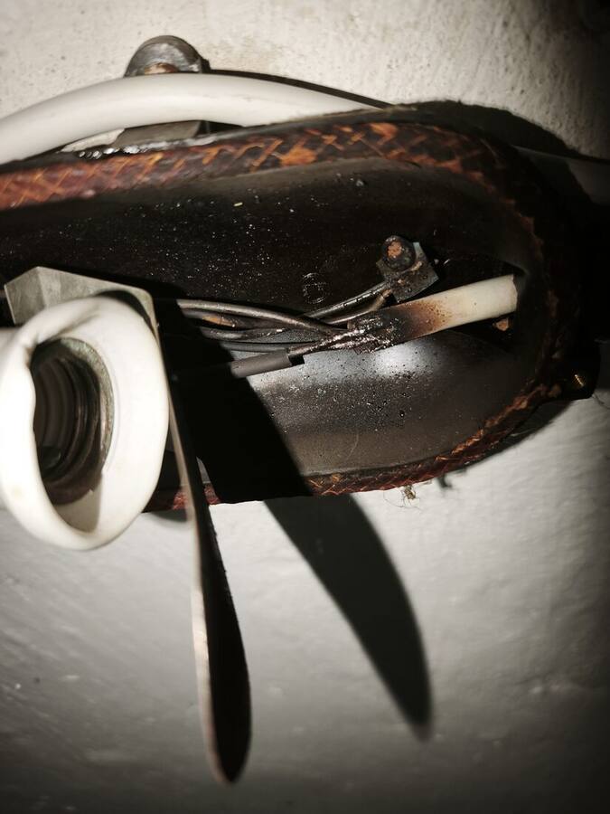 Ursache gefunden: durchgebrannte Ader an einer Lampe
